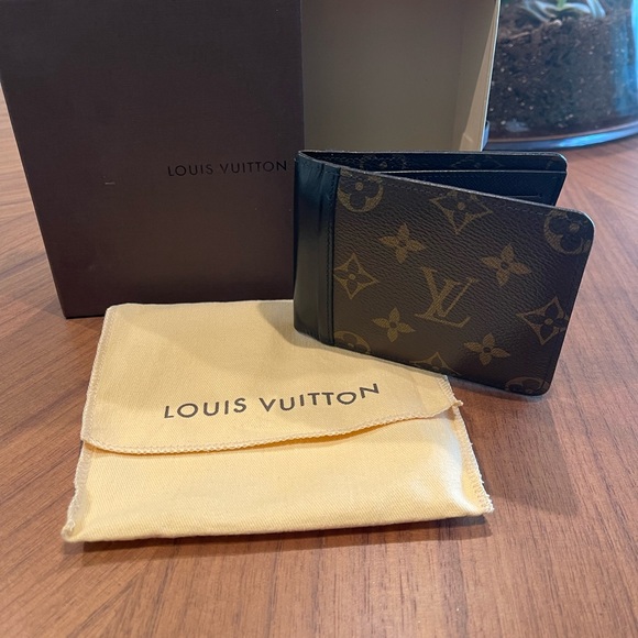 Louis Vuitton Other - Men’s Gaspar Multiple Wallet